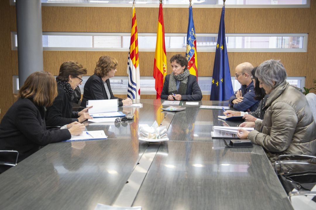 La alcaldesa, Carmina Ballester, junto al concejal de Bienestar Social, Familia y Mayores, Óscar Valero y la Directora General de Acción Comunitaria y Barrios Inclusivos de la Generalitat Valenciana, María José Cortell. La alcaldesa, Carmina Ballester, junto al concejal de Bienestar Social, Familia y Mayores, Óscar Valero y la Directora General de Acción Comunitaria y Barrios Inclusivos de la Generalitat Valenciana, María José Cortell.