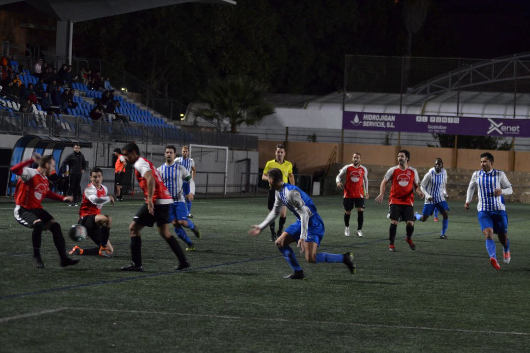 Momento del partido entre el CF Gandia y el Xeraco Momento del partido entre el CF Gandia y el Xeraco