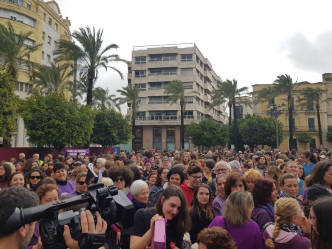 Mujeres concentradas en la plaza del Arenal de Jerez Mujeres concentradas en la plaza del Arenal de Jerez
