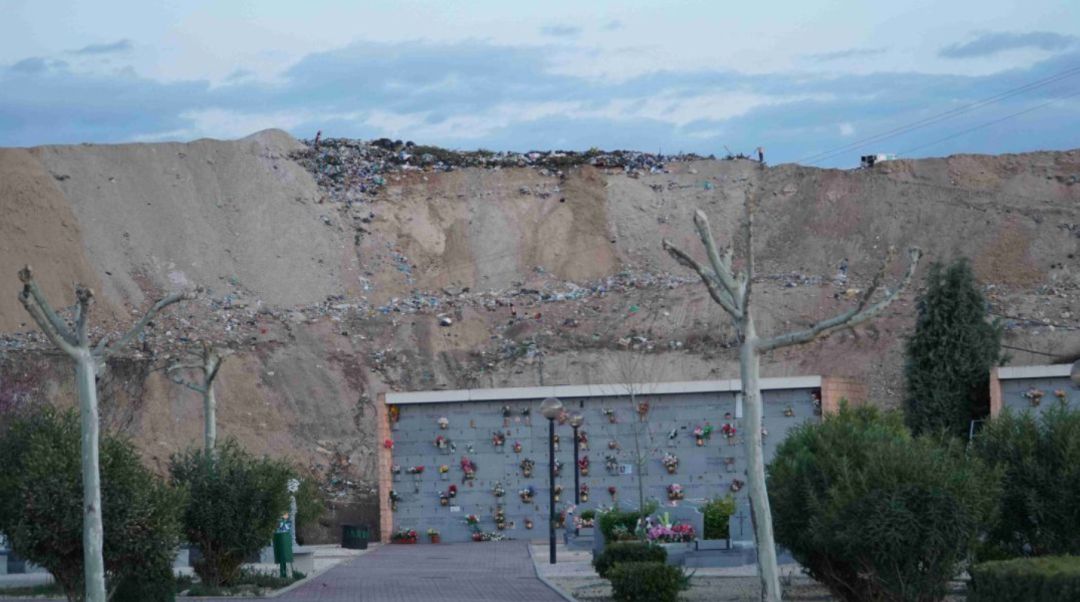 El vertedero de Alcalá de Henares, al fondo, a pocos metros del Cementerio Jardín de la ciudad complutense El vertedero de Alcalá de Henares, al fondo, a pocos metros del Cementerio Jardín de la ciudad complutense