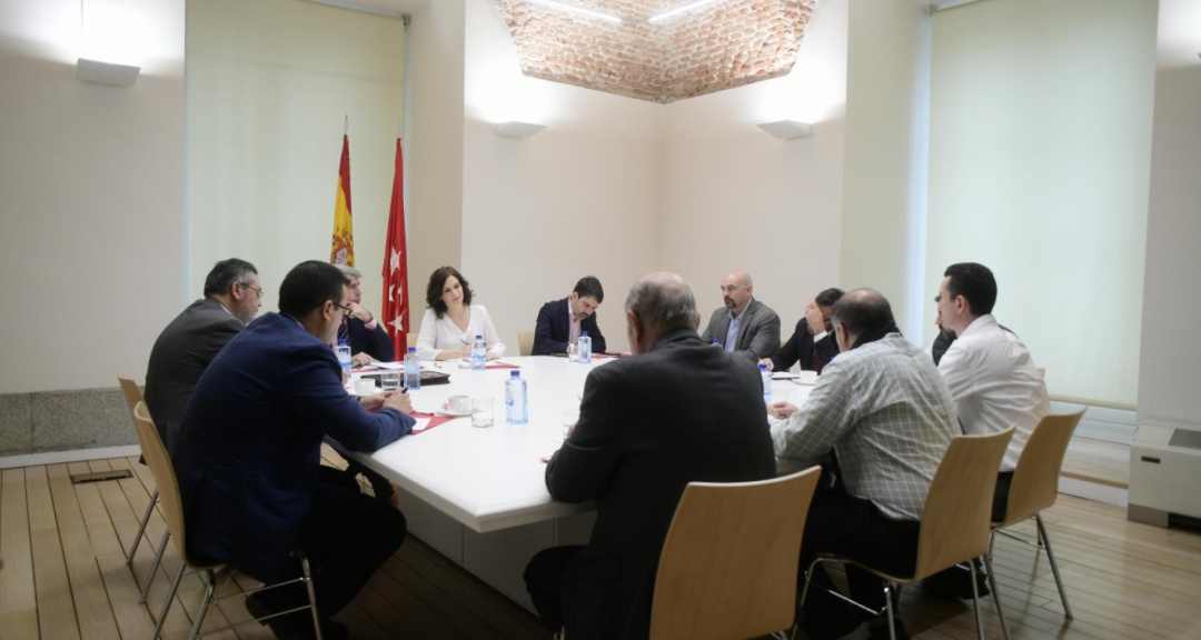 Díaz Ayuso reunida con el sector del taxi Díaz Ayuso reunida con el sector del taxi