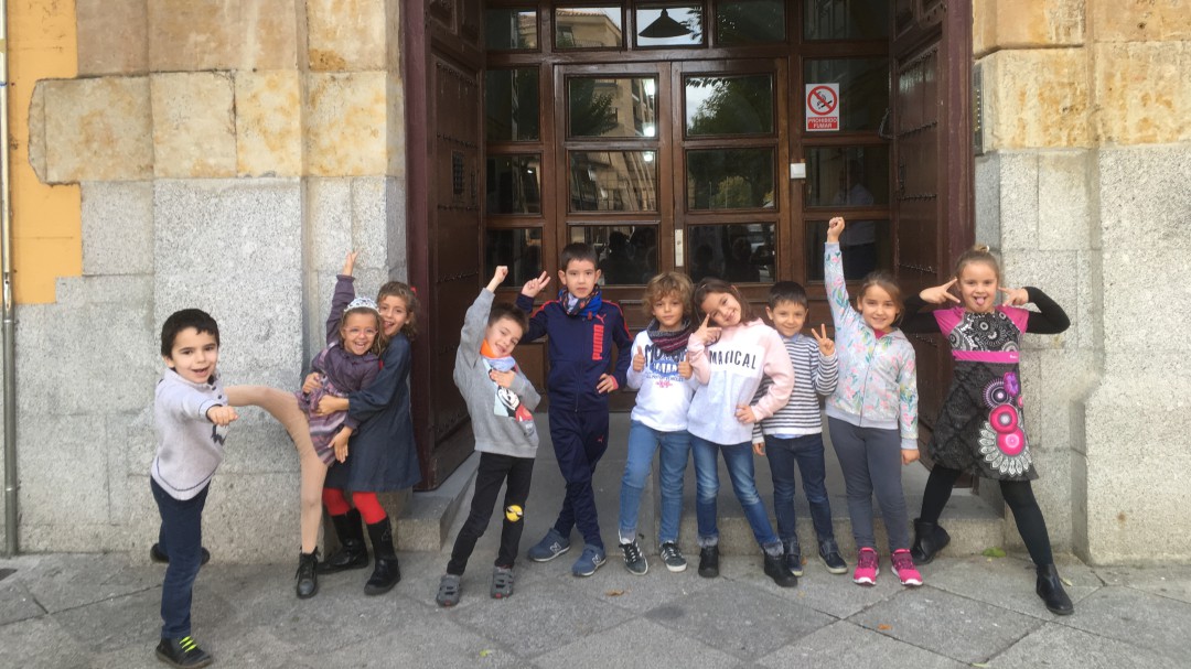 Nos sentamos en los pupitres del Colegio Maestro Ávila