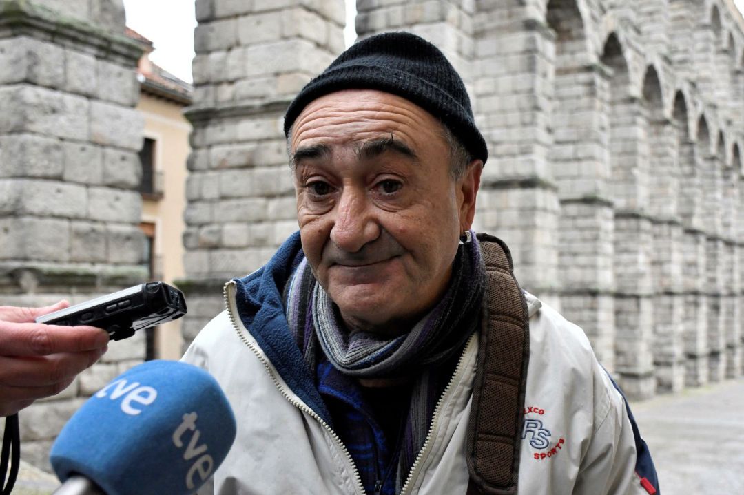 El Juzgado de lo Penal Nº 1 de Segovia acoge la vista en la que se juzga al profesor valenciano Vicente Belenguer (c), a su llegada al juzgado, como supuesto autor de un delito de incitación al odio por el mensaje que escribió en las redes sociales tras la muerte del torero Víctor Barrio.- El Juzgado de lo Penal Nº 1 de Segovia acoge la vista en la que se juzga al profesor valenciano Vicente Belenguer (c), a su llegada al juzgado, como supuesto autor de un delito de incitación al odio por el mensaje que escribió en las redes sociales tras la muerte del torero Víctor Barrio.-