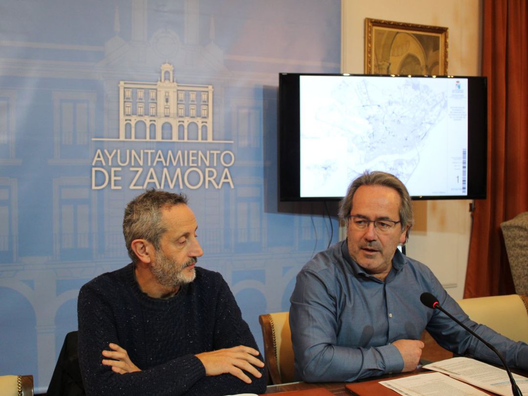 El concejal de Urbanismo del Ayuntamiento de Zamora, Romualdo Fernández, junto al alcalde Francisco Guarido El concejal de Urbanismo del Ayuntamiento de Zamora, Romualdo Fernández, junto al alcalde Francisco Guarido