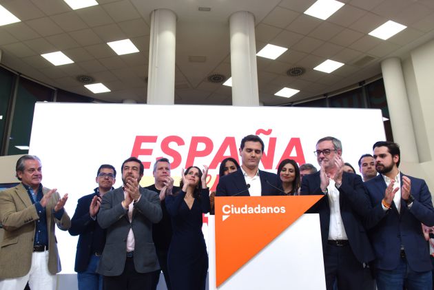 Villegas y De Páramo, aplaudiendo a Albert Rivera el día de las elecciones del 10-N Villegas y De Páramo, aplaudiendo a Albert Rivera el día de las elecciones del 10-N