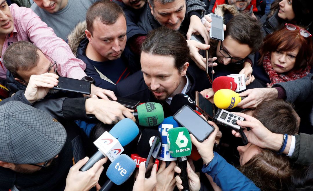 El líder de Podemos, Pablo Iglesias, rodeado de periodistas antes de participar en la charla 'La lucha antifascista en la Unión de Estudiantes Progresistas-Estudiantes de Izquierda (UEP - ei)' en la Universidad Complutense. El líder de Podemos, Pablo Iglesias, rodeado de periodistas antes de participar en la charla 'La lucha antifascista en la Unión de Estudiantes Progresistas-Estudiantes de Izquierda (UEP - ei)' en la Universidad Complutense.