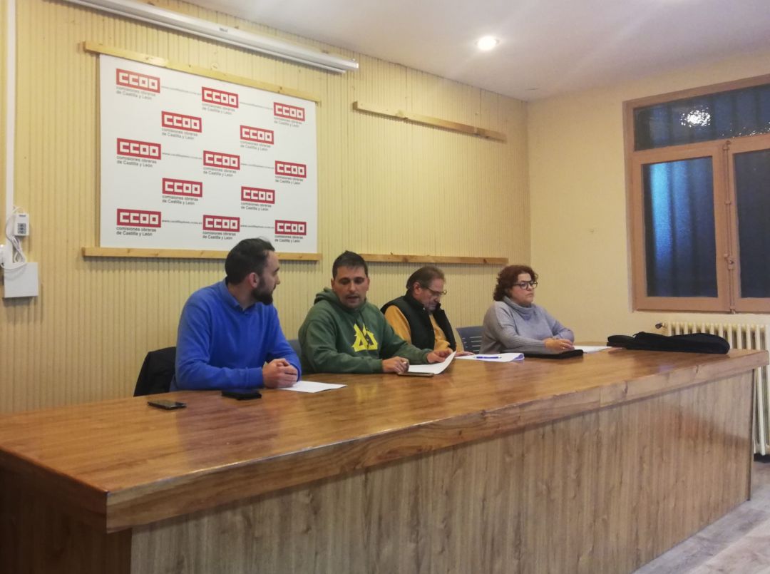 El salón de actos de los sindicatos acogió esta primera reunión El salón de actos de los sindicatos acogió esta primera reunión
