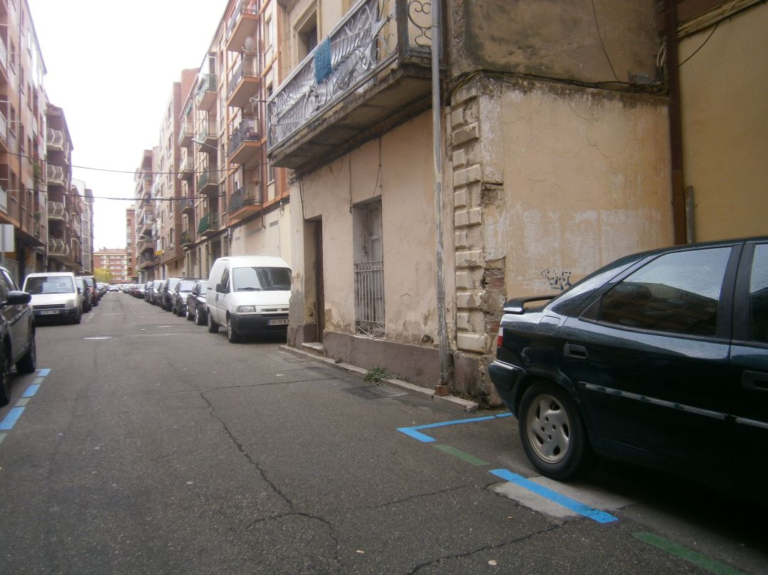 El peatón no lo tiene fácil para circular en muchos puntos del barrio El peatón no lo tiene fácil para circular en muchos puntos del barrio