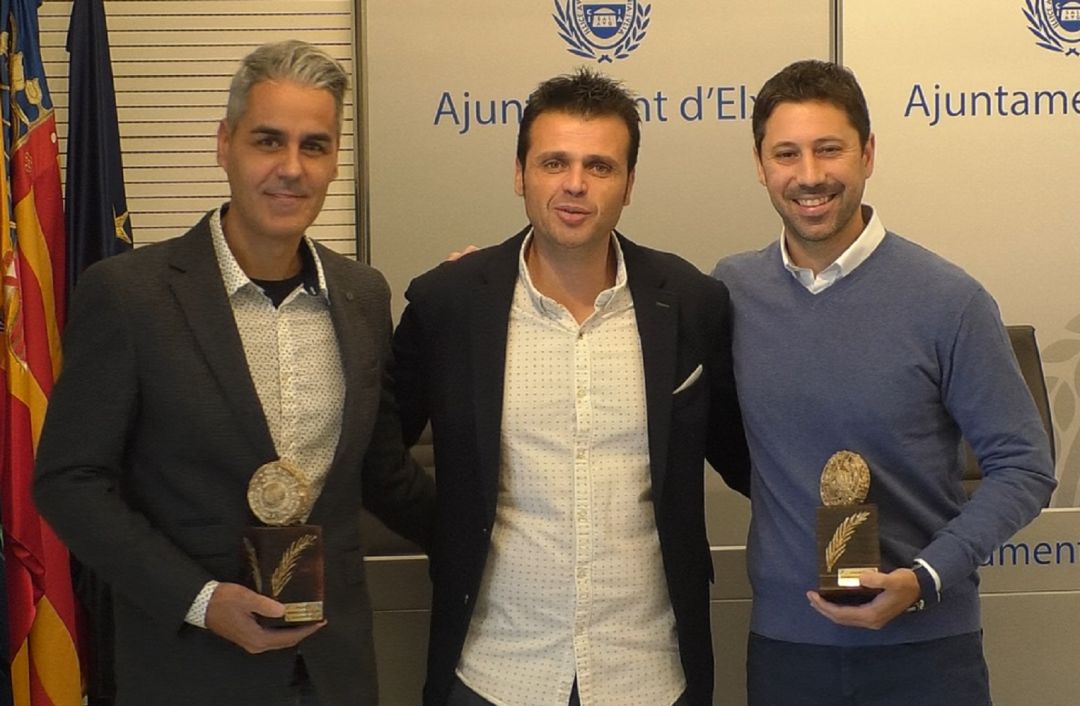Carles Molina (c) con los dos premiados. Carles Molina (c) con los dos premiados.