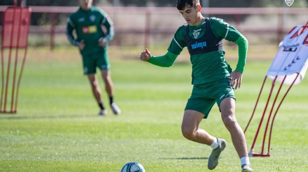 Gonzalo Villar en acción en un entrenamiento con el Elche Gonzalo Villar en acción en un entrenamiento con el Elche