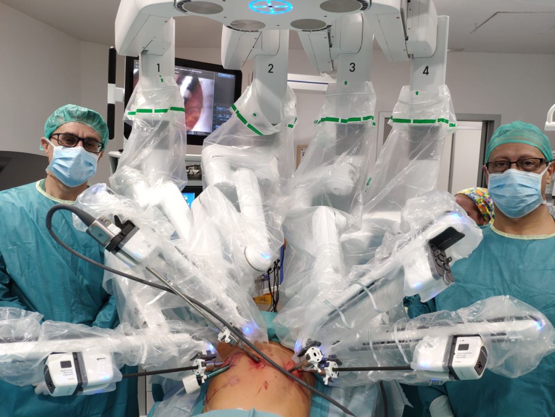 El robot 'Da Vinci' en acción en la primera intervención quirúrgica con el nuevo instrumento en el hospital Virgen de las Nieves de Granada El robot 'Da Vinci' en acción en la primera intervención quirúrgica con el nuevo instrumento en el hospital Virgen de las Nieves de Granada
