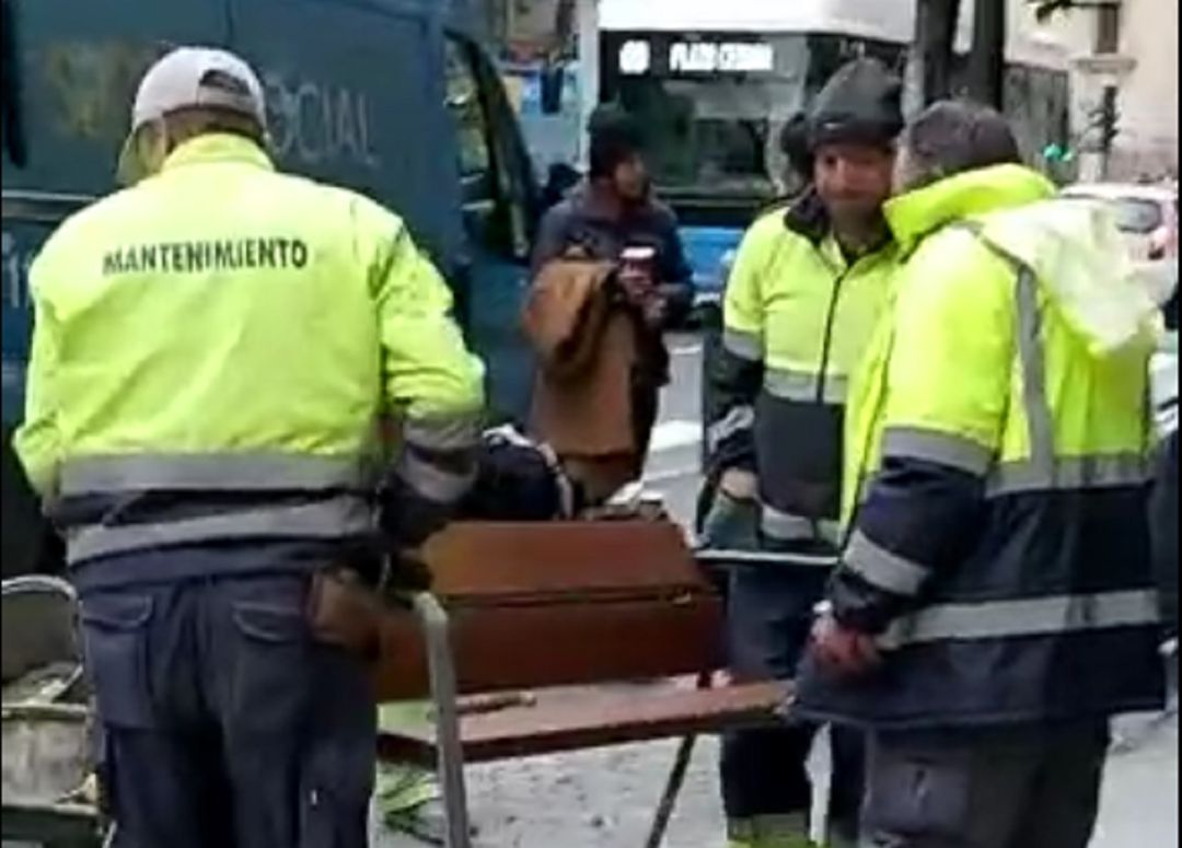 Momento en el que los operarios del Ayuntamiento de Madrid retiran el banco frente al Samur Social Momento en el que los operarios del Ayuntamiento de Madrid retiran el banco frente al Samur Social