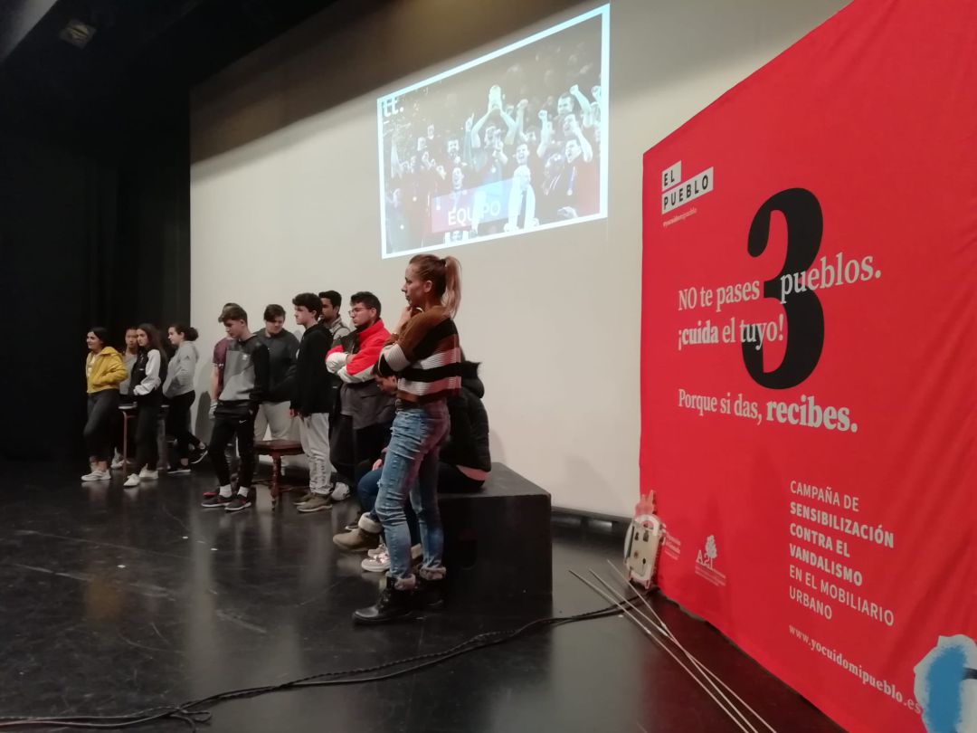 Alumnos de los centros educativos de Salobreña asisten a la presentación de la campaña "Yo cuido mi pueblo" Alumnos de los centros educativos de Salobreña asisten a la presentación de la campaña "Yo cuido mi pueblo"