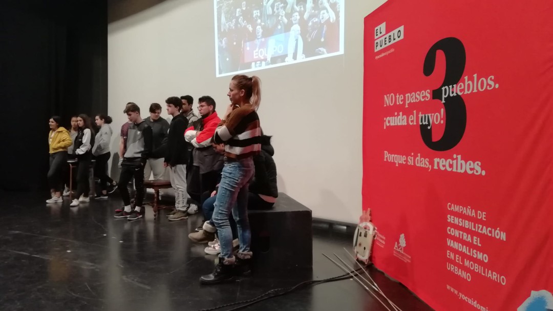 Los jóvenes de Salobreña participan en la campaña 'Yo Cuido mi Pueblo'