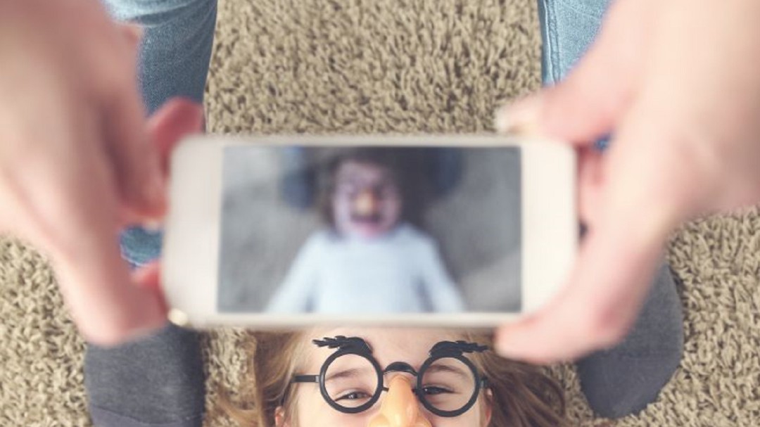 Prevenir los riesgos de subir fotos de los hijos e hijas a las redes sociales