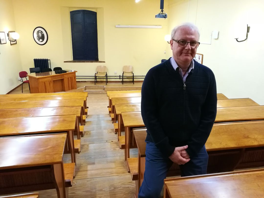 El profesor de literatura José Miguel Villar posa en el aula Machado en el Instituto Mariano Quintanilla El profesor de literatura José Miguel Villar posa en el aula Machado en el Instituto Mariano Quintanilla