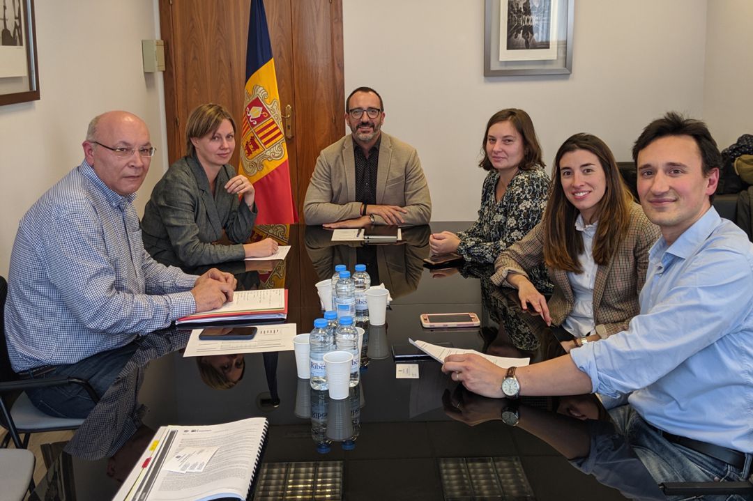 Els membres de l'AFNA amb el ministre d'Afers Socials, Habitatge i Joventut, Víctor Filloy. Els membres de l'AFNA amb el ministre d'Afers Socials, Habitatge i Joventut, Víctor Filloy.