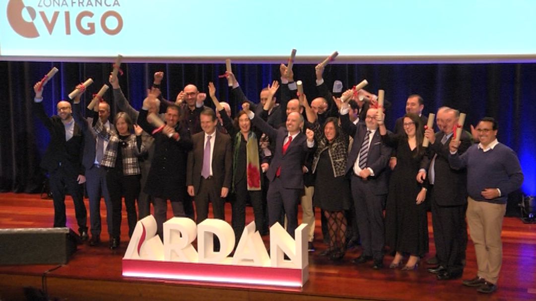 Foto de familia de los aganadores Foto de familia de los aganadores