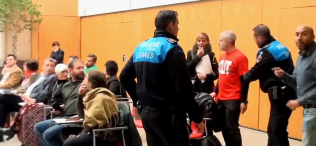 La Policía Local ha desalojado a dos concejales de Unidas Podemos-IU y a otros dos de ULEG La Policía Local ha desalojado a dos concejales de Unidas Podemos-IU y a otros dos de ULEG