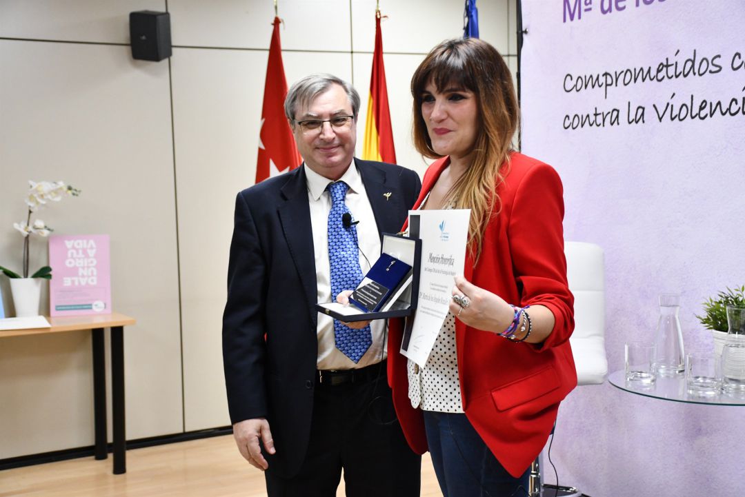 Rozalén con la entrega de su Mención Honorífica junto al presidente, Fernando Chacón.
Rozalén con la entrega de su Mención Honorífica junto al presidente, Fernando Chacón.