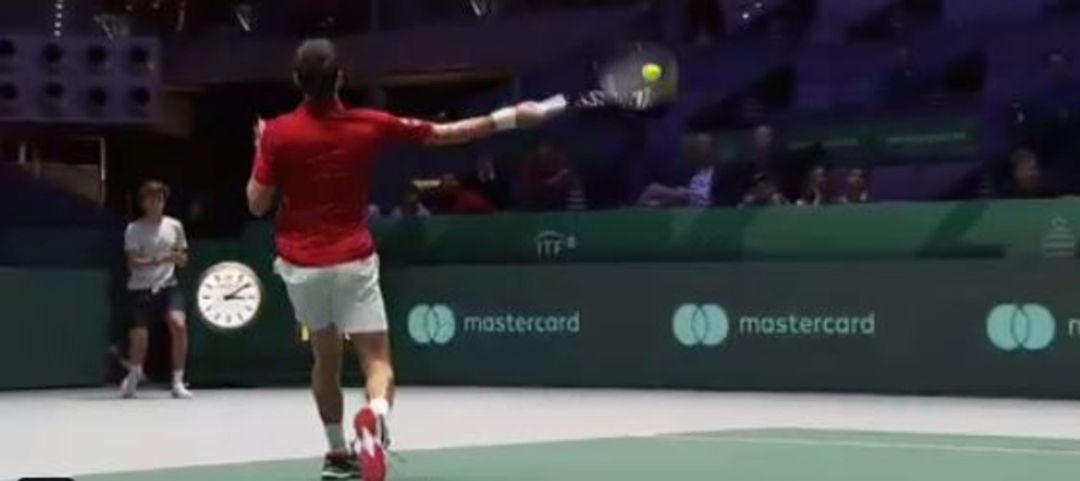 Así fue el pelotazo de Novak Djokovic a la grada de la Caja Mágica en la Copa Davis Así fue el pelotazo de Novak Djokovic a la grada de la Caja Mágica en la Copa Davis