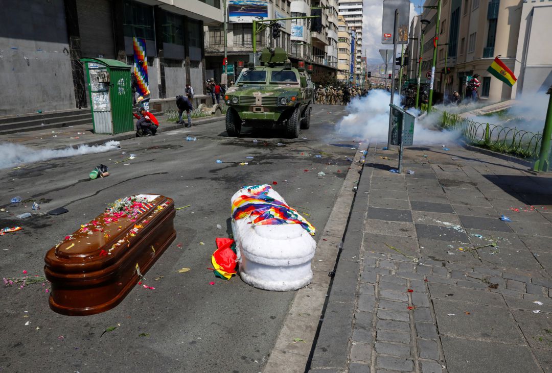 La imagen de dos ataúdes entre el gas lacrimógeno en La Paz (Bolivia) que recorre el mundo. La imagen de dos ataúdes entre el gas lacrimógeno en La Paz (Bolivia) que recorre el mundo.