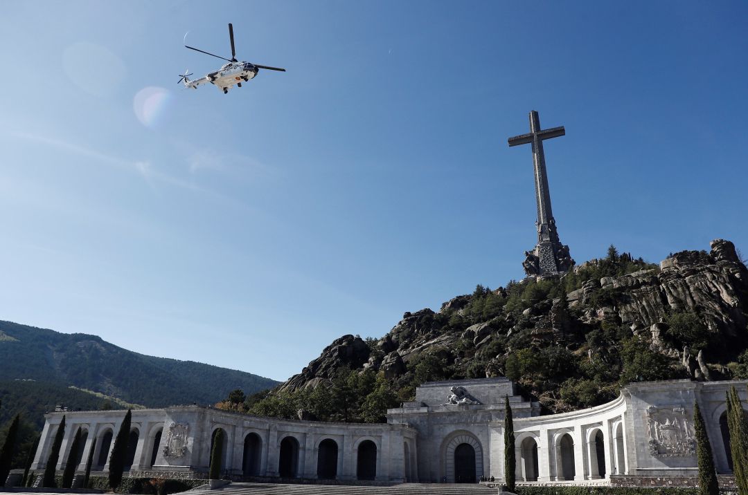 Un helicóptero despega con la momia de Francisco Franco del Valle de los Caídos. Un helicóptero despega con la momia de Francisco Franco del Valle de los Caídos.