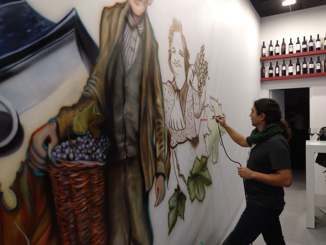 Nano Lázaro en pleno trabajo creativo en el stand de Aranda de INTUR 2019 Nano Lázaro en pleno trabajo creativo en el stand de Aranda de INTUR 2019