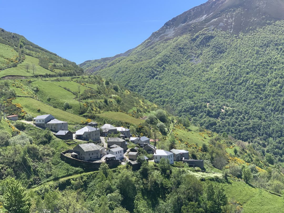 Vista de Brañas de Arriba, en Cangas del Narcea Vista de Brañas de Arriba, en Cangas del Narcea