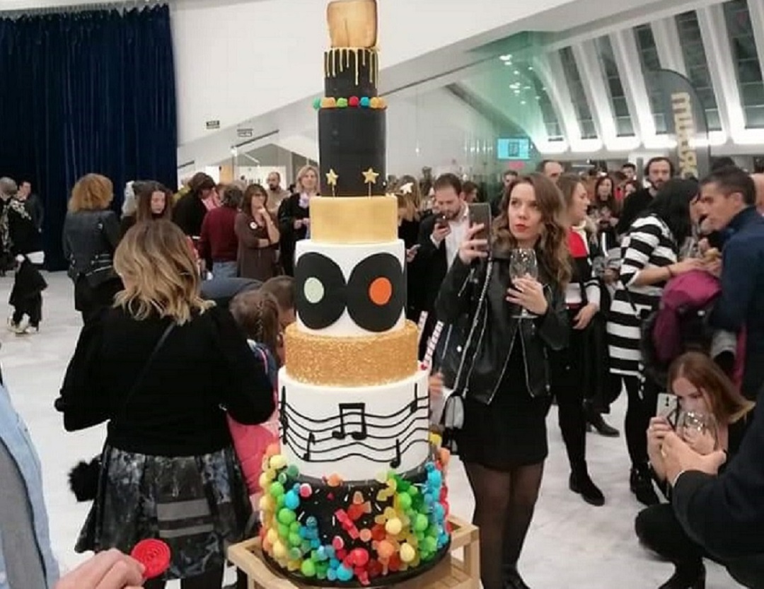 La tarta del 40 cumpleños de Los40 Asturias estaba decorada con discos de vinilo, notas musicales y los colores del arco iris que identifican el logotipo de la emisora desde su nacimiento La tarta del 40 cumpleños de Los40 Asturias estaba decorada con discos de vinilo, notas musicales y los colores del arco iris que identifican el logotipo de la emisora desde su nacimiento