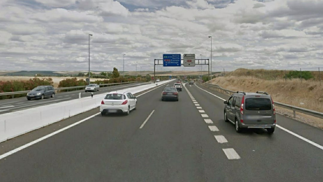 Cinco heridos graves en un choque por alcance en la conexión de la N-432 con el desvío de Alcolea