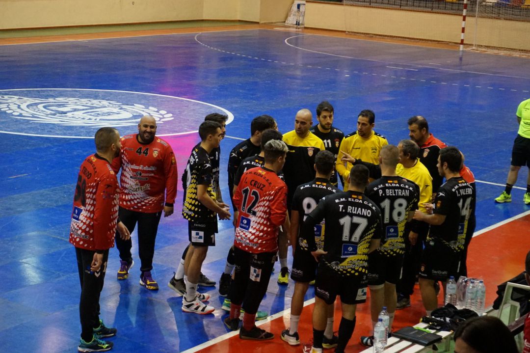 El Bm. Elda - C.E.E. deberá desplegar un balonmano muy solidario para ganar al líder El Bm. Elda - C.E.E. deberá desplegar un balonmano muy solidario para ganar al líder