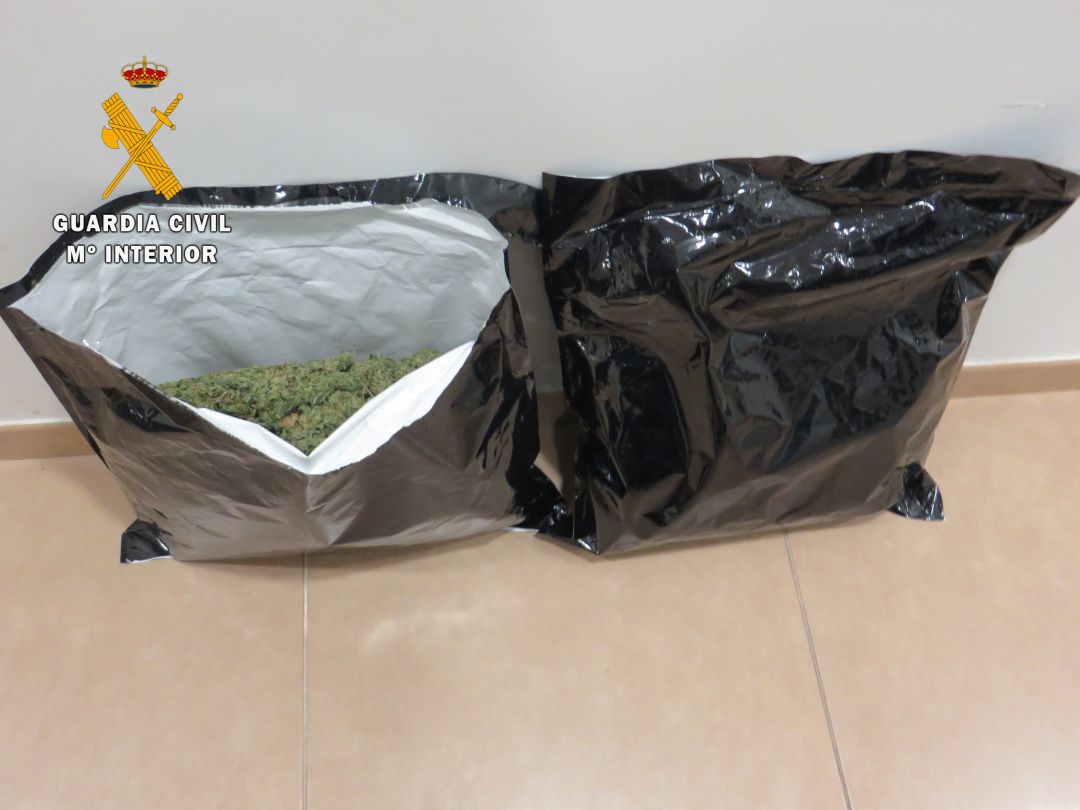 Tres detenidos en Villares de la Reina con 2 kilos de marihuana Tres detenidos en Villares de la Reina con 2 kilos de marihuana