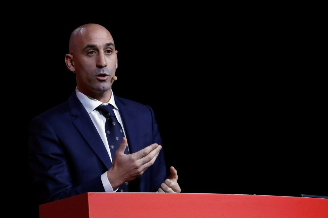 GRAF381. LAS ROZAS (C.A. DE MADRID), El presidente de la Federación Española de Fútbol, Luis Rubiales, durante su intervención en el sorteo de la primera eliminatoria de la Copa del Rey, que se disputará los días 19 y 20 de noviembre, que tiene lugar este domingo en la Ciudad del Fútbol de Las Rozas. EFE, Zipi GRAF381. LAS ROZAS (C.A. DE MADRID), El presidente de la Federación Española de Fútbol, Luis Rubiales, durante su intervención en el sorteo de la primera eliminatoria de la Copa del Rey, que se disputará los días 19 y 20 de noviembre, que tiene lugar este domingo en la Ciudad del Fútbol de Las Rozas. EFE, Zipi