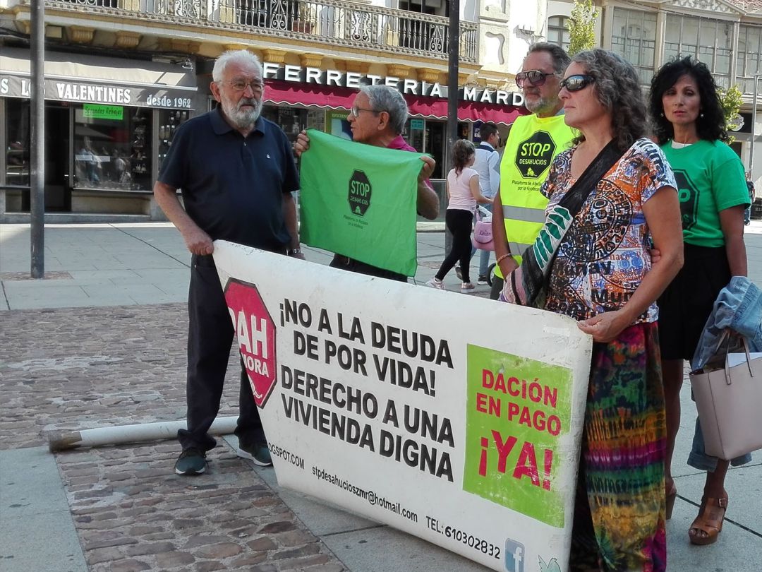 Concentración de la PAH en la Plaza de la Constitución de Zamora Concentración de la PAH en la Plaza de la Constitución de Zamora
