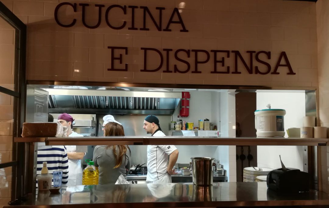 La clientela puede ver desde su mesa cómo se cocinan los platos y también se les da opción de cambiar los ingredientes, al momento. La clientela puede ver desde su mesa cómo se cocinan los platos y también se les da opción de cambiar los ingredientes, al momento.