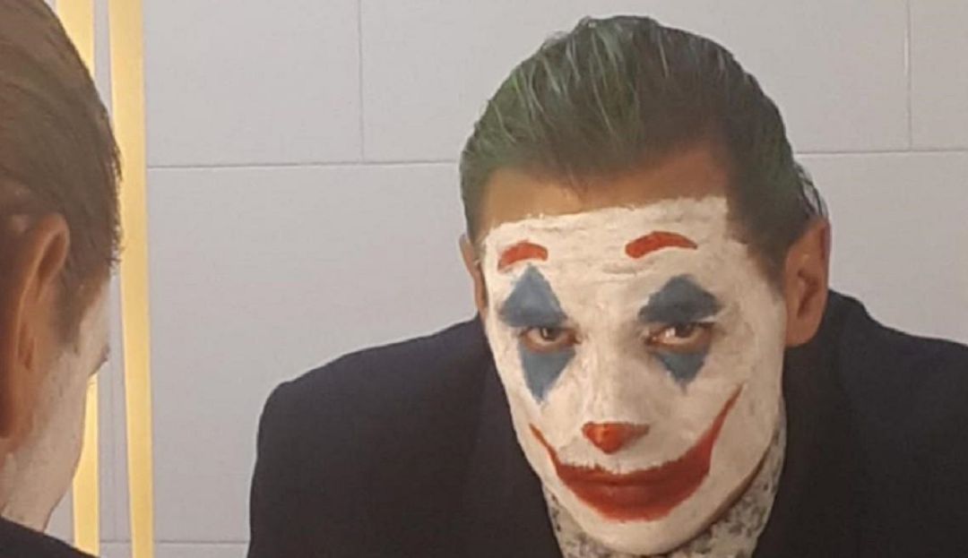 El artista caracterizado de El Joker. El artista caracterizado de El Joker.