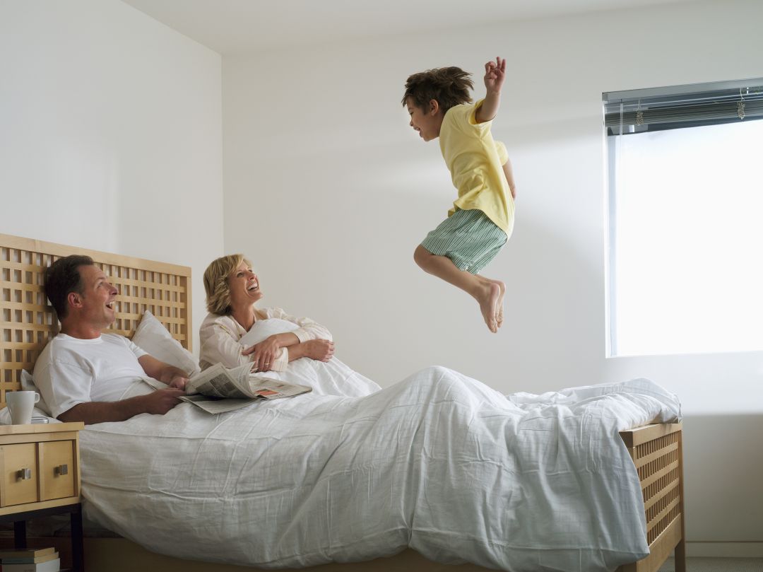Pareja con niño en la cama. Pareja con niño en la cama.
