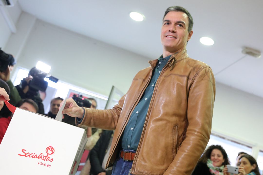 El presidente del Gobierno en funciones, Pedro Sánchez, votando en la consulta a la militancia del PSOE sobre el acuerdo de Gobierno de coalición con Unidas Podemos. El presidente del Gobierno en funciones, Pedro Sánchez, votando en la consulta a la militancia del PSOE sobre el acuerdo de Gobierno de coalición con Unidas Podemos.