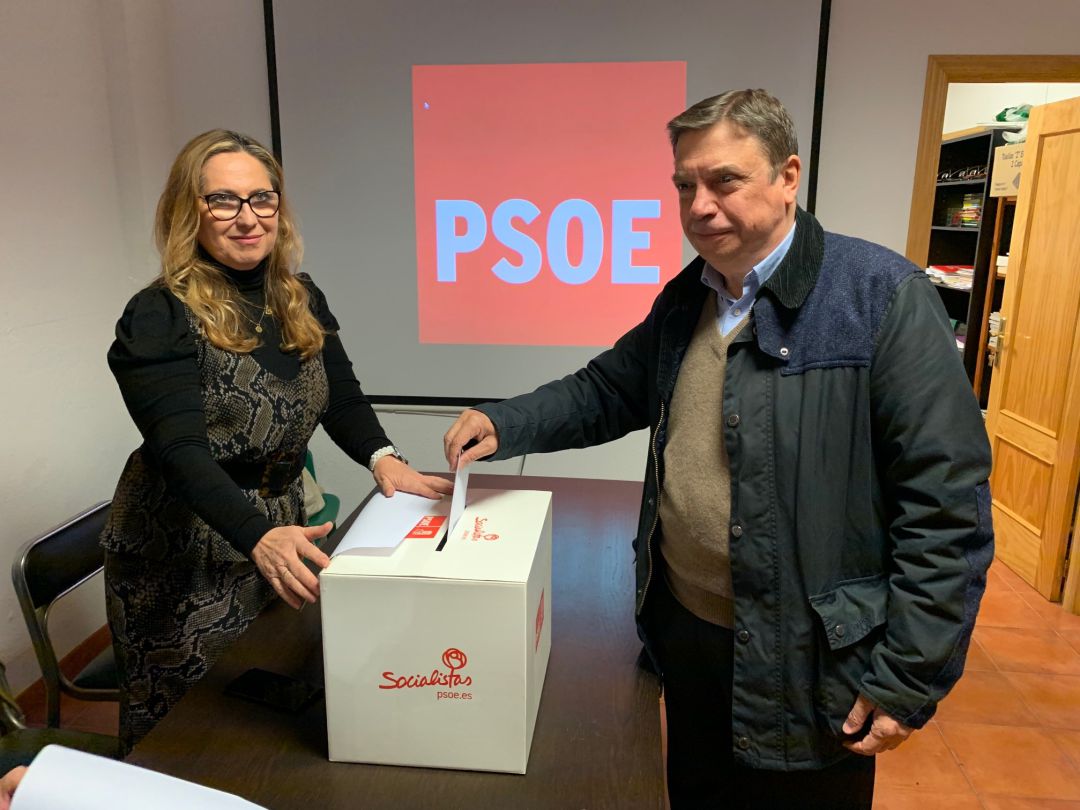 Luis Planas vota en presencia de la senadora Mari Ángeles Luna Luis Planas vota en presencia de la senadora Mari Ángeles Luna