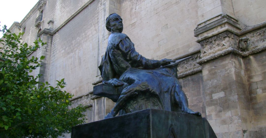 Escultura de Andrés de Vandelvira en la capital. Escultura de Andrés de Vandelvira en la capital.