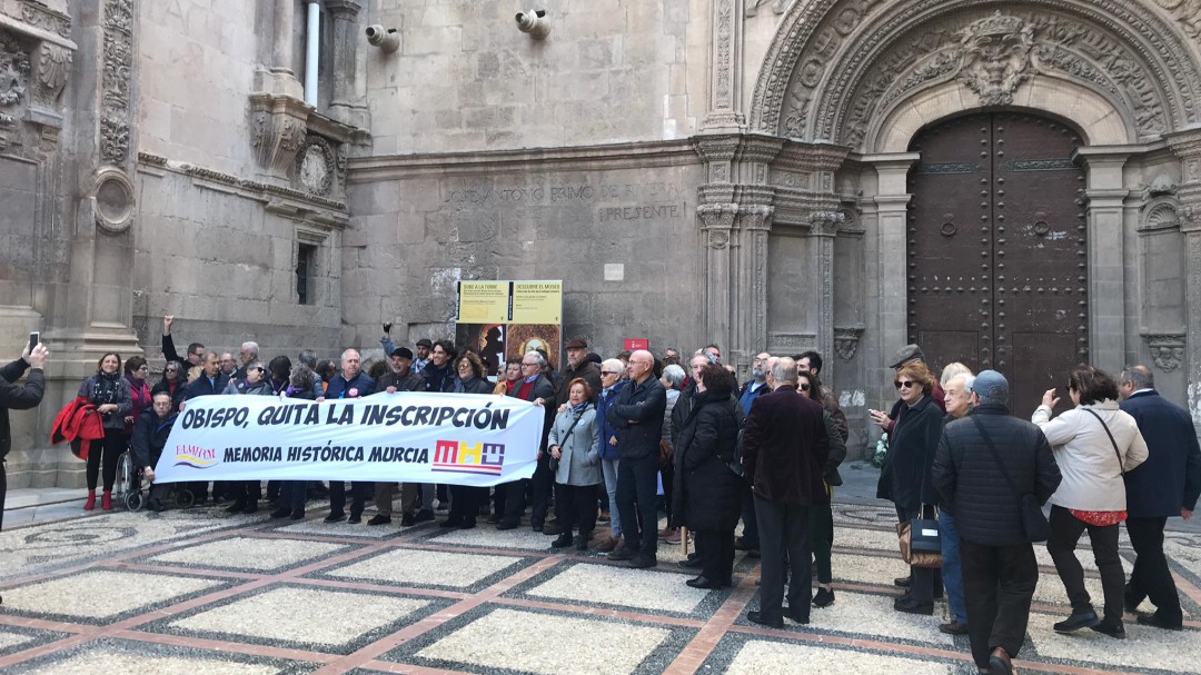 Concentación en la Catedral de Murcia para pedir la retirada de la inscripción franquista a Primo de Rivera