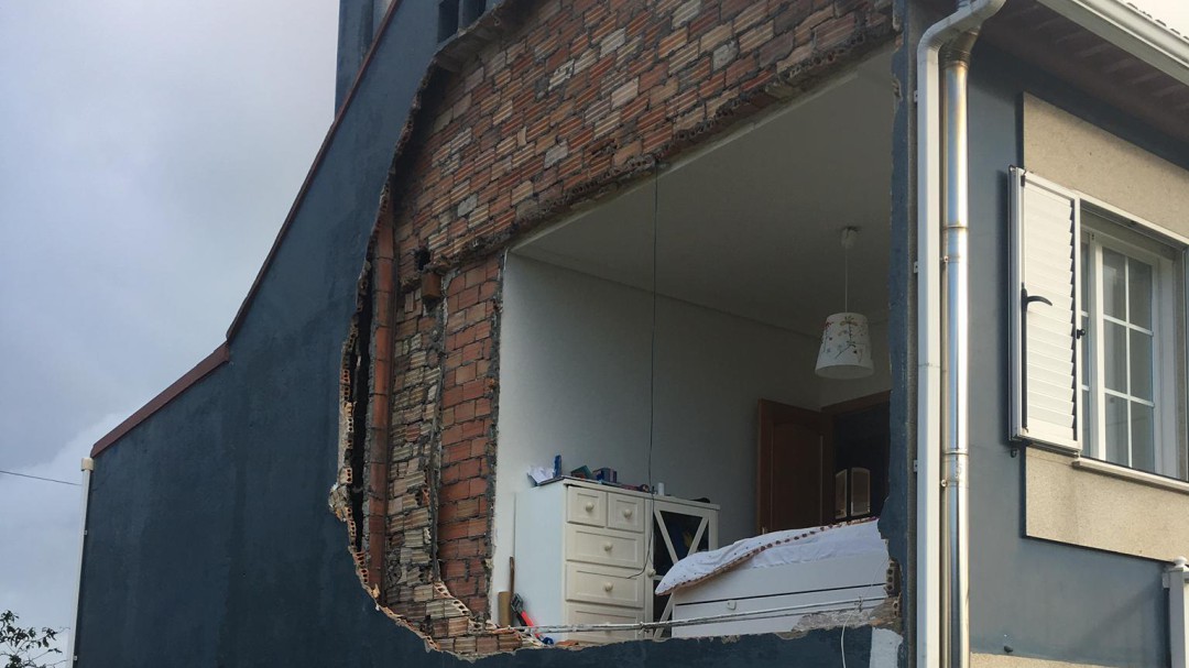 Susto en Nigrán tras una explosión que derriba tres tabiques en una vivienda