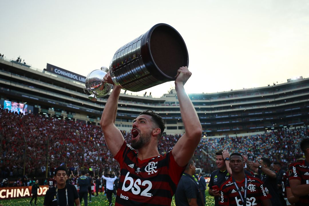 Pablo Marí levanta la Copa Libertadores en el Estadio de Lima Pablo Marí levanta la Copa Libertadores en el Estadio de Lima