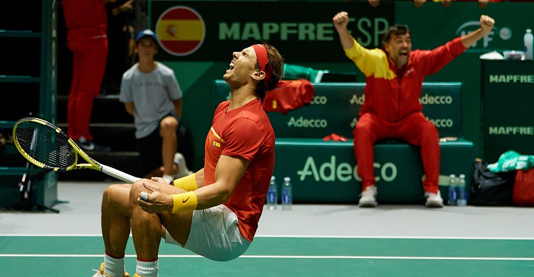 Nadal celebra la victoria de España en la Copa Davis con Sergi Bruguera de fondo Nadal celebra la victoria de España en la Copa Davis con Sergi Bruguera de fondo