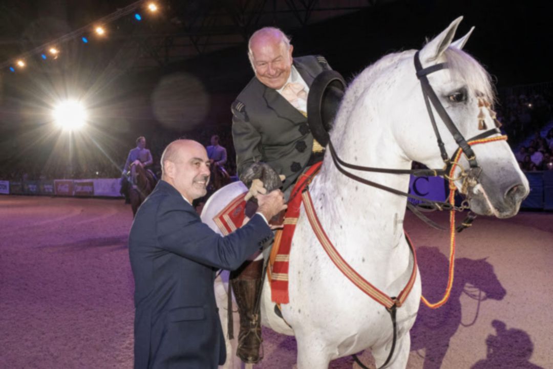 Álvaro Domecq, recibiendo el reconocimiento de José Juan Morales en SICAB. Álvaro Domecq, recibiendo el reconocimiento de José Juan Morales en SICAB.