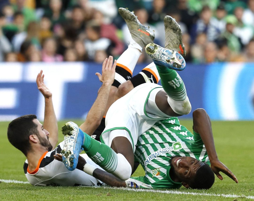 El centrocampista brasileño del Real Betis Emerson da Souza (d), y el defensa del Valencia, José Luis Gayá en el partido correspondiente a la décimo cuarta jornada de LaLiga Santander disputada este sábado en el estadio Benito Villamarín de Sevilla. El centrocampista brasileño del Real Betis Emerson da Souza (d), y el defensa del Valencia, José Luis Gayá en el partido correspondiente a la décimo cuarta jornada de LaLiga Santander disputada este sábado en el estadio Benito Villamarín de Sevilla.