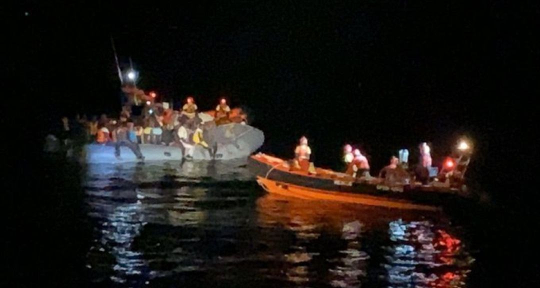 Open Arms rescata un barco a punto de naufragar con 73 personas, entre las que hay 26 menores Open Arms rescata un barco a punto de naufragar con 73 personas, entre las que hay 26 menores