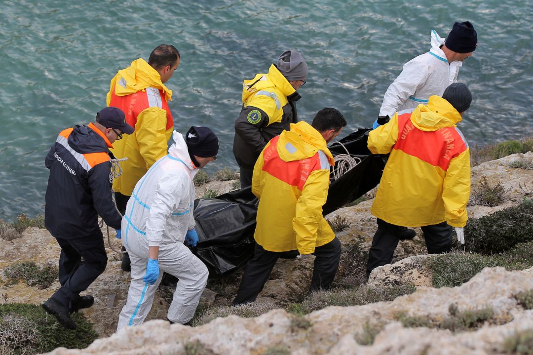 Italia recupera cinco cuerpos tras un naufragio frente a Lampedusa Italia recupera cinco cuerpos tras un naufragio frente a Lampedusa