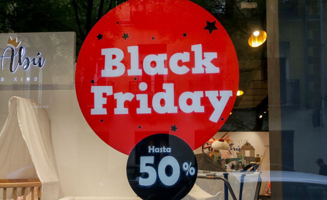 Cartel publicitario del Black Friday que anuncia descuentos de hasta el 50% en Madrid. Cartel publicitario del Black Friday que anuncia descuentos de hasta el 50% en Madrid.